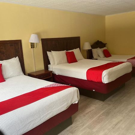 Buena Vista Inn Motel Delhi Экстерьер фото