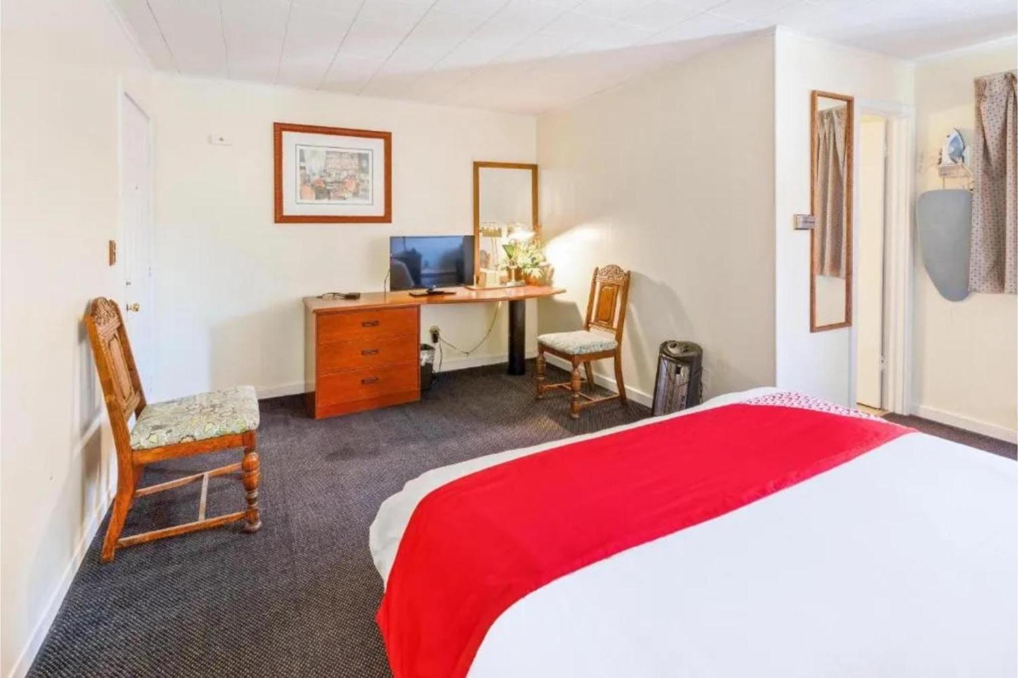 Buena Vista Inn Motel Delhi Экстерьер фото