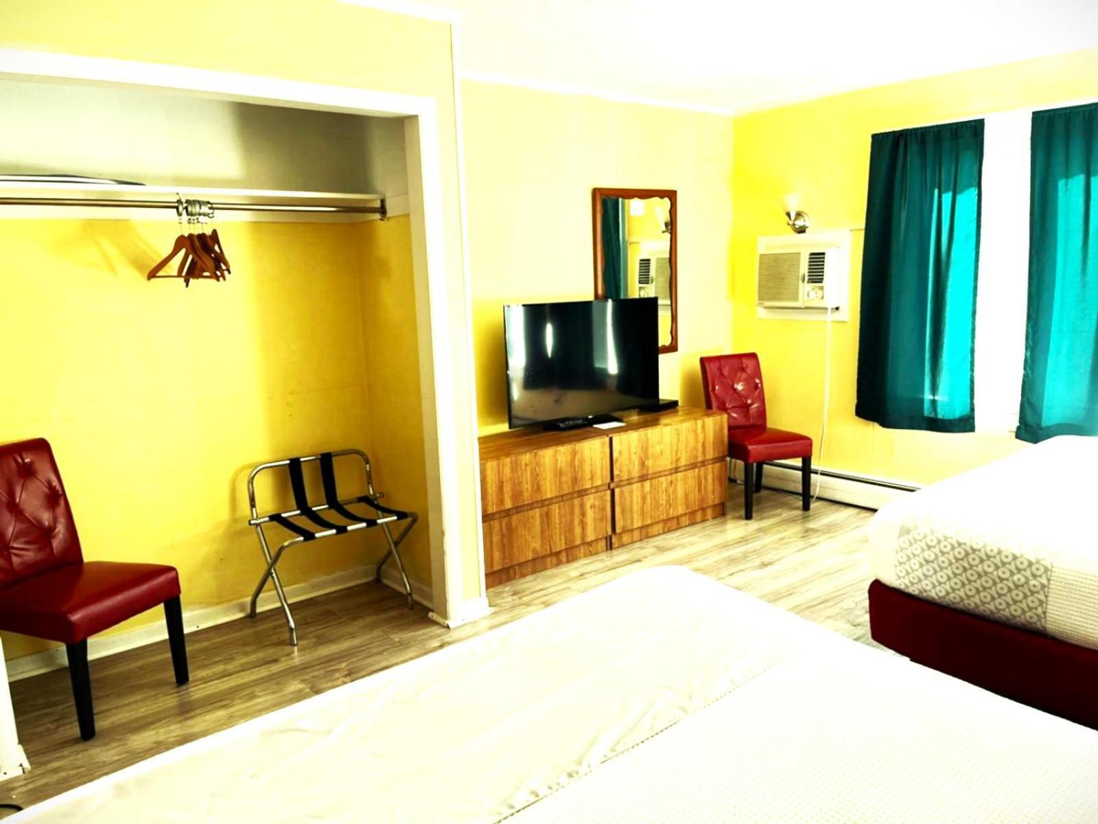Buena Vista Inn Motel Delhi Экстерьер фото