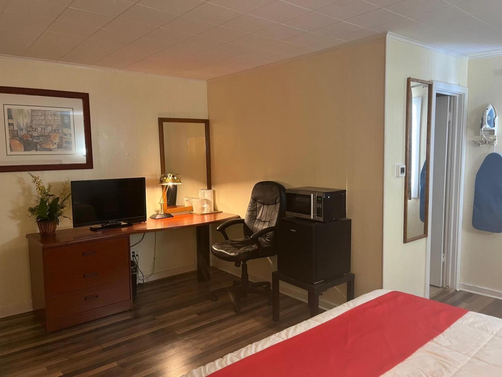 Buena Vista Inn Motel Delhi Экстерьер фото