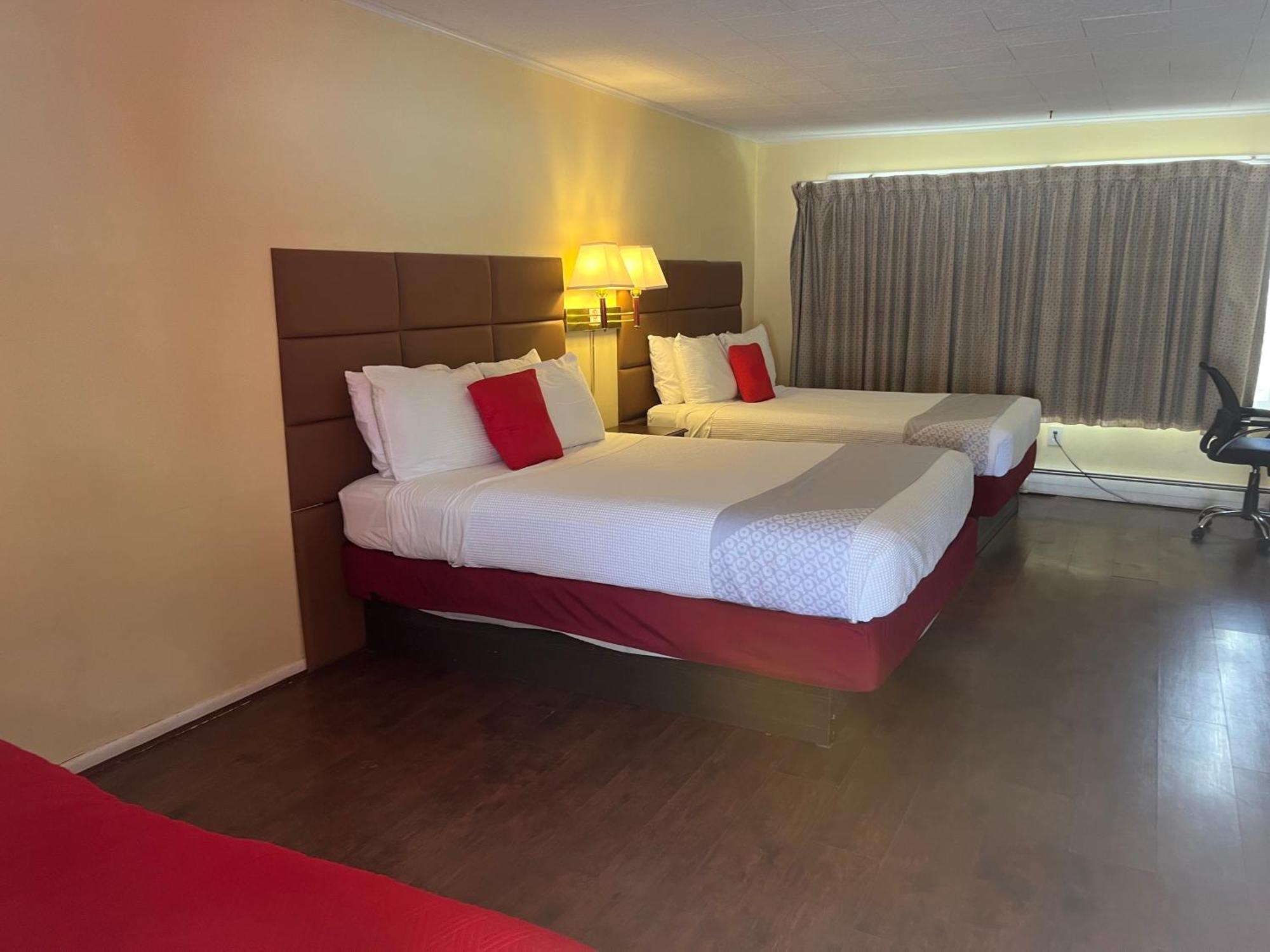 Buena Vista Inn Motel Delhi Экстерьер фото